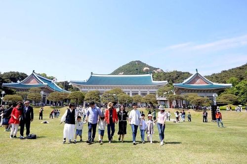 Người dân Hàn Quốc và du khách đổ xô đến Cheong Wa Dae