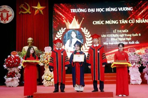 Hơn 200 sinh viên được tuyển dụng ngay trong lễ bế giảng