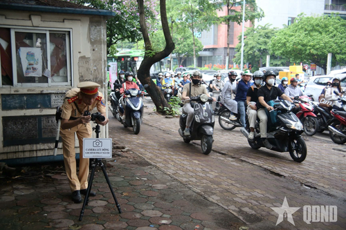 Xử lý nghiêm xe máy đi lên vỉa hè, đi ngược chiều
