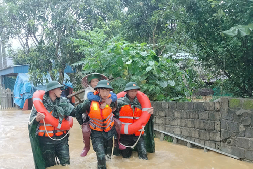 Bộ đội giúp dân vượt lũ