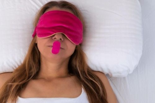 Xu hướng dán miệng lại khi ngủ ngày càng phổ biến, chuyên gia cảnh báo rủi ro khôn lường