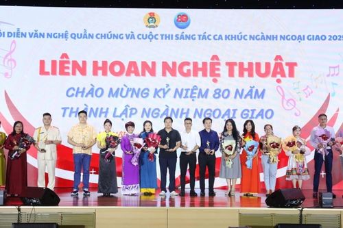 Trao giải các tiết mục xuất sắc tại Liên hoan nghệ thuật chào mừng kỷ niệm 80 năm thành lập ngành Ngoại giao