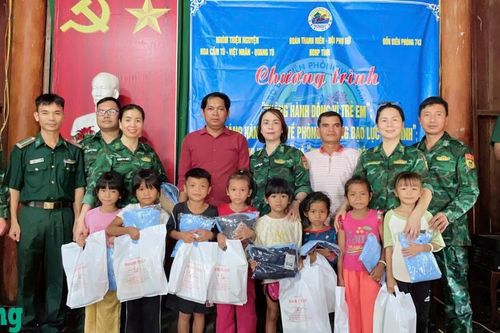 Tặng quà, trao sinh kế, khám bệnh miễn phí cho người dân biên giới