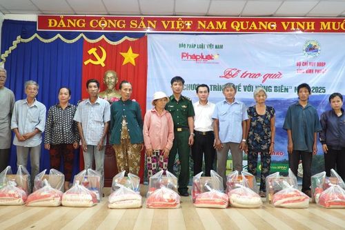 Báo Pháp luật Việt Nam thắp sáng nghĩa tình nơi biên cương Tổ quốc