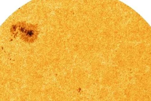 Những chi tiết đáng kinh ngạc về các vết đen mặt trời đang hoành hành