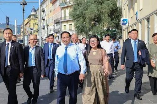 Thủ tướng Phạm Minh Chính thăm di sản văn hóa nổi tiếng của Pháp