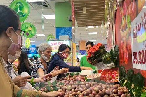 Bất ngờ với giá mận hậu vào mùa ở TPHCM