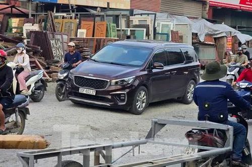 Hà Nội: Xe cộ như 'làm xiếc' trên 700m đường chậm tiến độ
