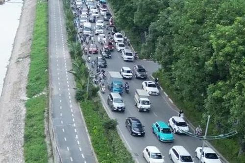 Sốt ruột nhìn đường dành riêng xe đạp ở Hà Nội không một bóng người