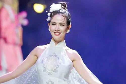 Tôn vinh áo dài Huế