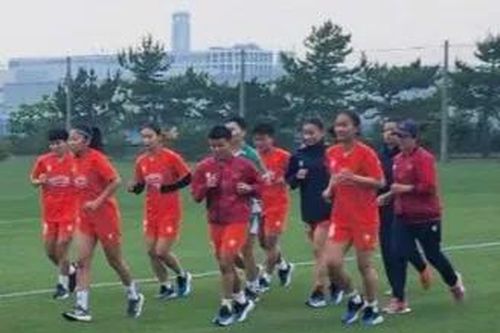 Đội tuyển nữ Việt Nam đến Nhật Bản, tập buổi đầu tiên làm quen sân