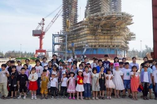 Đoàn thanh niên PVSM tổ chức chương trình 'Vững bước đến trường' cho con em CBCNV
