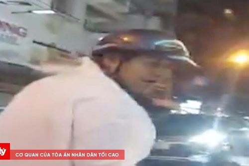 Người đàn ông đi xe máy chặn taxi đập phá, đòi hành hung tài xế