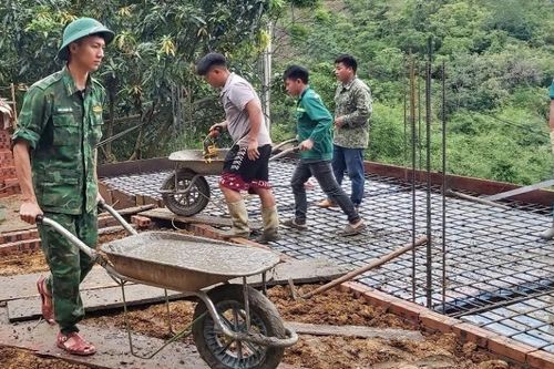 Bộ đội Biên phòng Thanh Hóa xuống bản giúp dân xóa nhà tạm