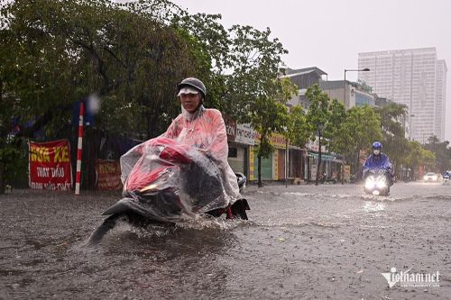 Hà Nội mưa giông mạnh, nguy cơ gió giật và ngập úng cục bộ