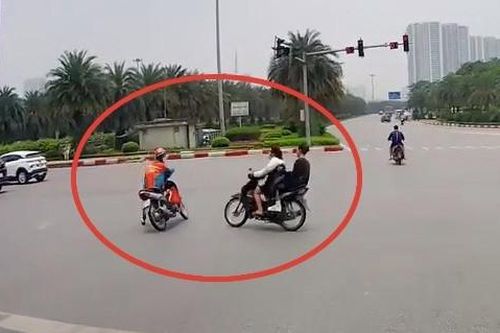 Nóng trên đường: Hai xe máy va nhau cực mạnh do lỗi phổ biến khi qua ngã tư