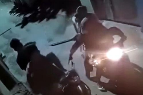 2 thanh niên Hà Nội bị đuổi đến tận cổng, nhóm cướp bất ngờ với vật trong cốp xe nạn nhân