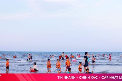 Du khách nườm nượp về biển Kỳ Ninh 'giải nhiệt'