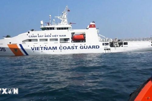 Cảnh sát biển kịp thời đưa ngư dân bị bệnh vào Trường Sa Lớn điều trị