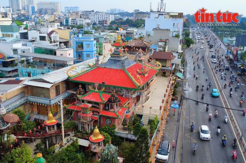 Độc đáo ngôi chùa được bao phủ bởi 30 tấn mảnh sành giữa lòng TP Hồ Chí Minh