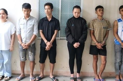 Kiểm tra nhà nghỉ trong đêm, phát hiện bí mật của 4 gã trai cùng 1 người phụ nữ