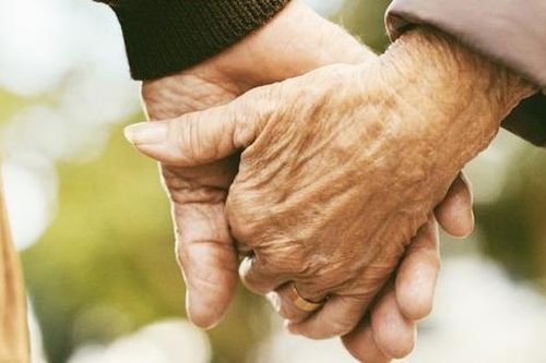 Vợ chồng hơn 60 năm chung sống: Tiếp nhận tình yêu qua những 'ngôn ngữ yêu thương'