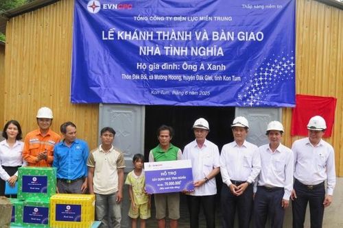 Điện lực Kon Tum trao tặng nhà tình nghĩa năm 2025
