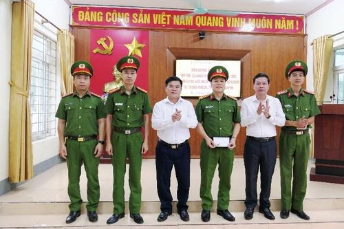 Huyện Tân Uyên khen thưởng đột xuất tập thể, cá nhân có thành tích xuất sắc trong vụ án giết người