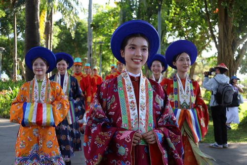 Người trẻ xuống phố quảng bá áo dài