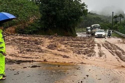 Lai Châu: Sạt lở đất nhiều tuyến đường, giao thông bị chia cắt nghiêm trọng
