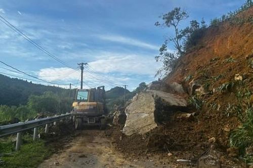 Mưa lũ ở Lào Cai: Quốc lộ 4D sạt lở; một người mất tích