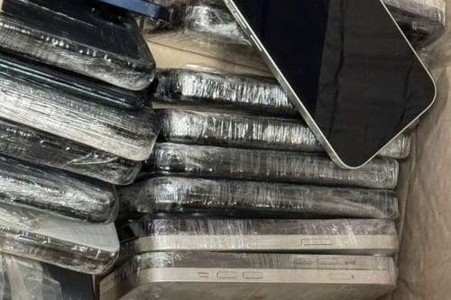 Hải quan Nội Bài phát hiện hành khách vận chuyển 48 chiếc điện thoại Iphone