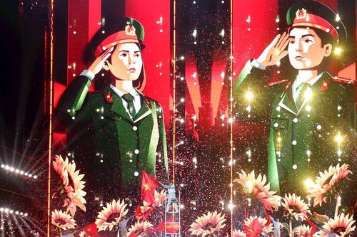 Người dân hòa mình trong đêm Gala âm nhạc 'Vinh quang Công an Nhân dân Việt Nam'