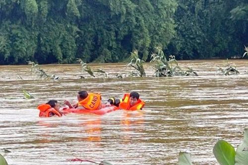Mưa lũ dữ dội, Công an dầm mình giúp dân ổn định cuộc sống