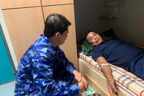Cảnh sát biển đưa ngư dân về Trường Sa Lớn trị bệnh