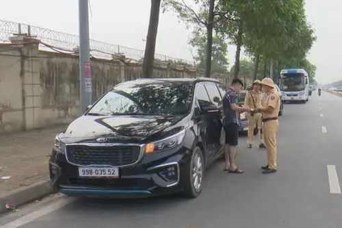 Nhiều xe dừng đỗ trái phép ở sân bay Nội Bài
