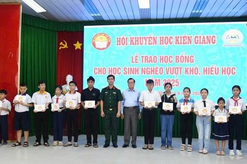 230 suất học bổng tiếp sức học sinh nghèo Kiên Giang đến trường