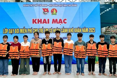 Dạy bơi miễn phí cho trẻ em có hoàn cảnh khó khăn