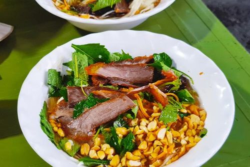 Quán nộm bò khô giá bình dân nổi tiếng 26 năm ở chợ Thanh Hà