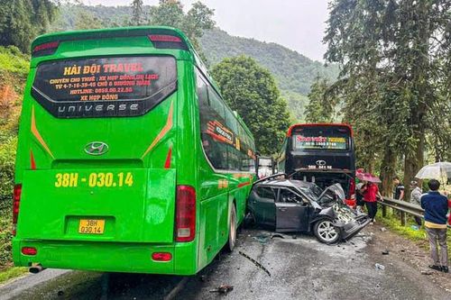 Tai nạn liên hoàn trên tuyến đường huyết mạch ở Sa Pa gây ùn tắc kéo dài