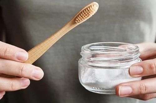 Làm trắng răng bằng baking soda, lợi hay hại?