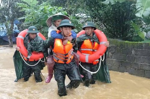 Cứu người bị cô lập, mắc kẹt do lũ lớn ở Lai Châu