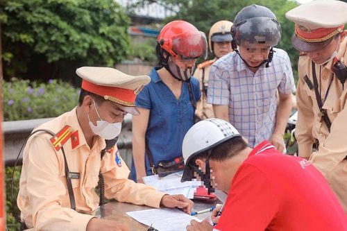 Hà Nội: Hàng chục tài xế nhận biên bản vì 'leo hè', đi ngược chiều