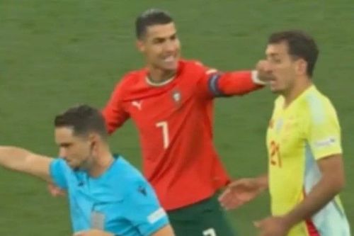 Khoảnh khắc gây tranh cãi của Ronaldo