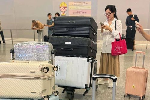 4 đứa trẻ, 12 vali xếp hàng tại sân bay