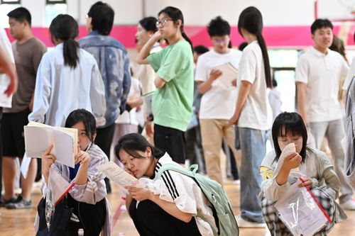 Trung Quốc tạm khóa AI để chống gian lận kỳ thi đại học