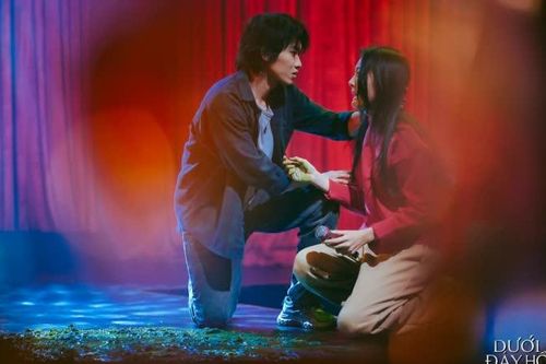 'Dưới đáy hồ' vươn lên dẫn đầu doanh thu phòng vé
