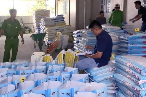 Phát hiện hơn 38 tấn thức ăn tôm giả tại Bạc Liêu