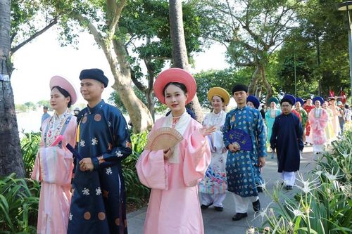 Bạn trẻ quảng diễn cổ phục Việt ở đường phố Huế