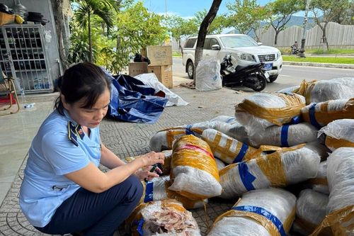 Phát hiện 700kg mực khô bốc mùi nồng nặc trên vỉa hè